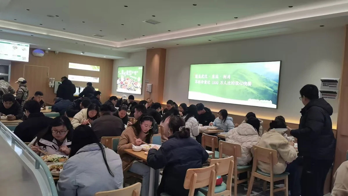 天添快客门店大厅，墙面屏幕显示「年接待量达 1000 万人次的放心快餐」
