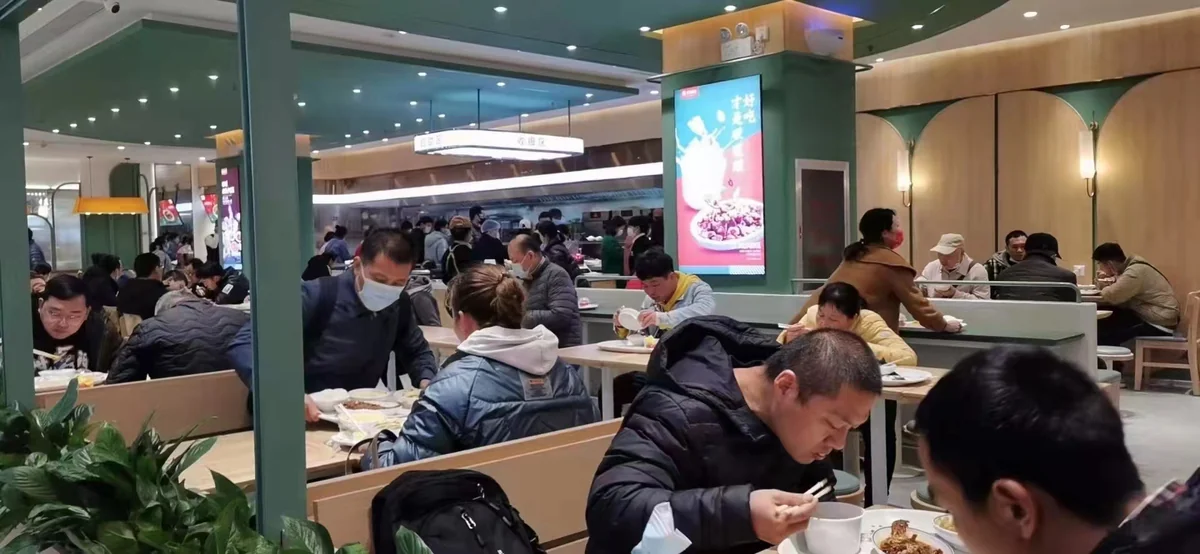 天添快客门店就餐区，街坊邻里围坐用餐