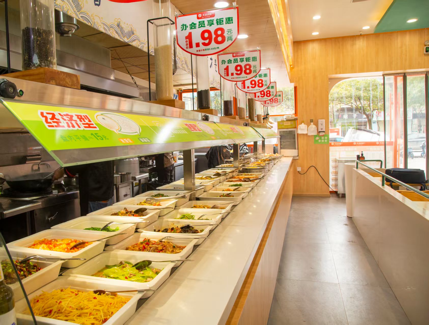 天添快客自助选餐区，菜品丰富明码标价