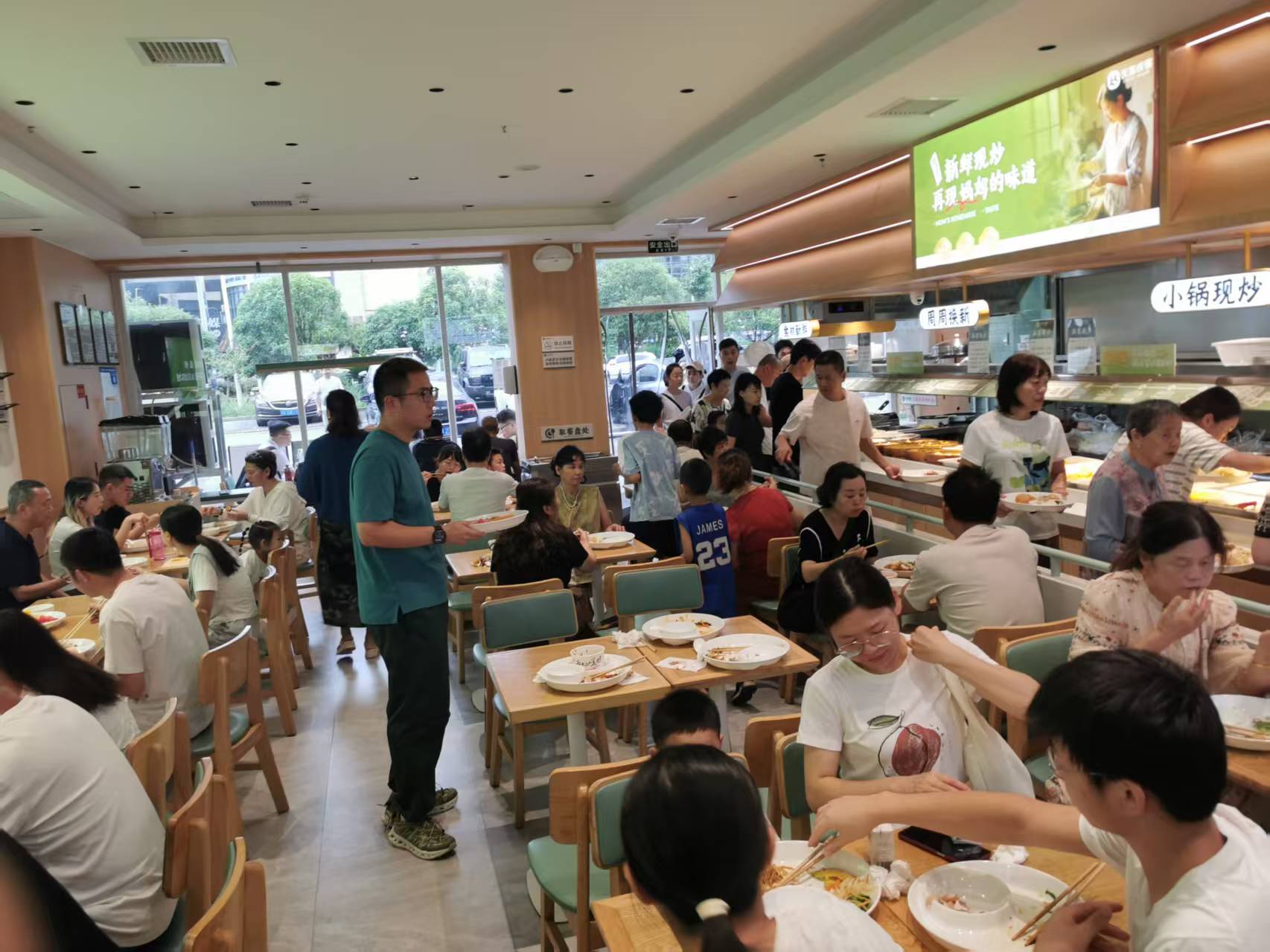 天添快客门店日常，街坊邻里用餐的热闹场景
